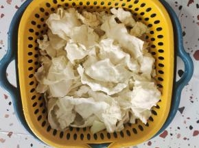 包菜撕成小块，清洗干净，控干水分备用！
