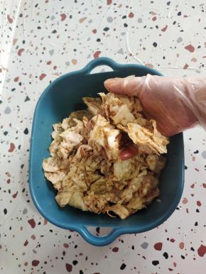 戴上一次性手套，抓拌均匀！