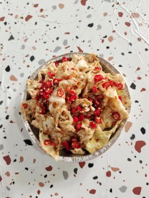 放入锡纸盘里，撒上小米辣！