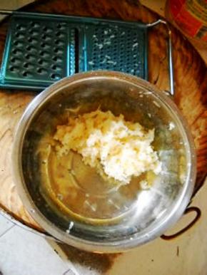 取一碗，莲藕洗净擦成丝。