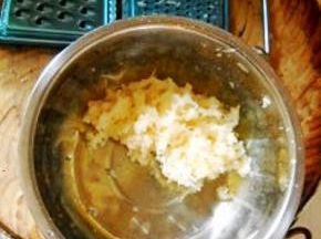 取一碗，莲藕洗净擦成丝。