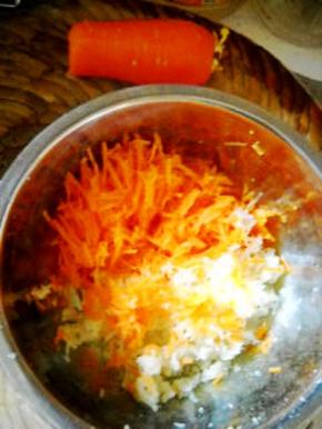 萝卜洗净，擦成丝。