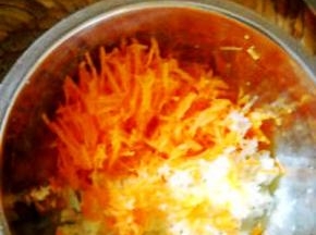 萝卜洗净，擦成丝。