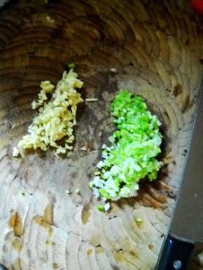 葱姜洗净切末。