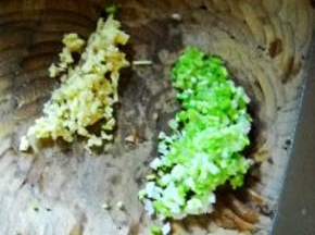 葱姜洗净切末。