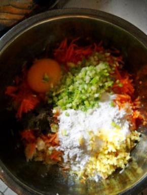 葱、姜、鸡蛋、面粉加入莲藕中。