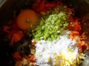 葱、姜、鸡蛋、面粉加入莲藕中。