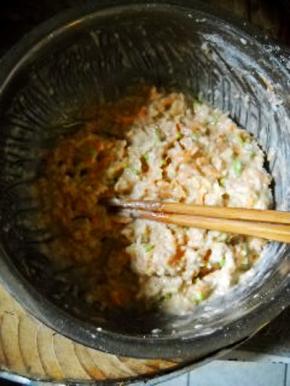 加少许盐、水，拌成糊。