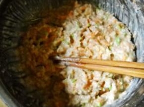 加少许盐、水，拌成糊。