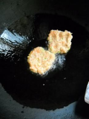 入锅，中火煎至两面微黄即可。