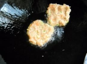 入锅，中火煎至两面微黄即可。