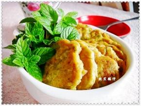 煎熟的藕饼趁热食用口感最佳。