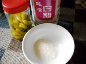 准备好白醋、野山椒、白糖。