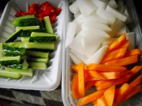 把要泡的食材洗净、沥干水分、切小块（按自己喜好）。