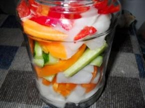 切好的食材装入玻璃瓶中。