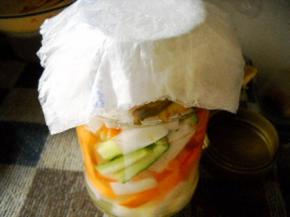 用保鲜膜密闭瓶口。