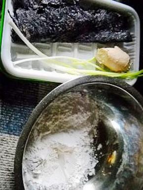 准备好做紫菜饼的材料。