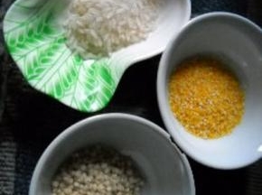 葱姜洗净切碎。