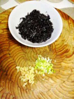紫菜剪碎，加点水泡软。