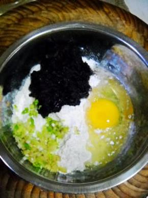 将紫菜、姜葱、鸡蛋放入装有面粉的碗中。