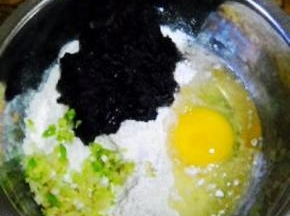 将紫菜、姜葱、鸡蛋放入装有面粉的碗中。