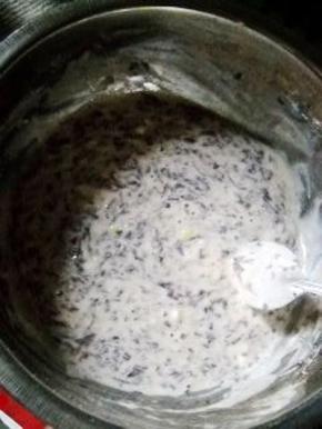 加少许盐、胡椒和少量的水，调成糊状。