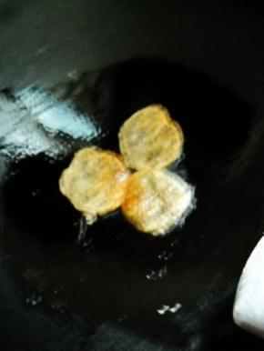 锅中油热，用小勺将面糊放入锅中做成小饼；煎至两面微黄，至熟。