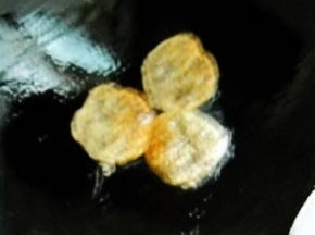 锅中油热，用小勺将面糊放入锅中做成小饼；煎至两面微黄，至熟。
