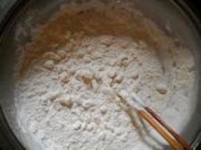 面粉加入少许盐、冷水，和好。