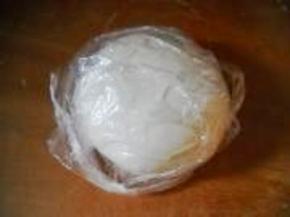 揉匀，成光滑面团；静置15分钟。