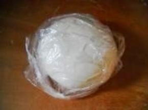 揉匀，成光滑面团；静置15分钟。