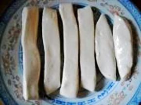 放入盘中，刷上油，静置10分钟。