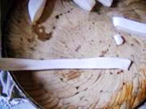 取一条面，向两端抻长，抻至厚薄均匀的长面片。