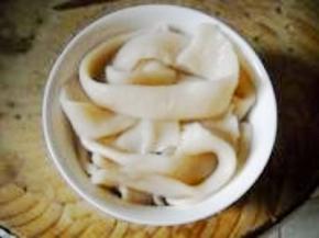 煮好的面盛入碗中。