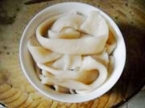 煮好的面盛入碗中。