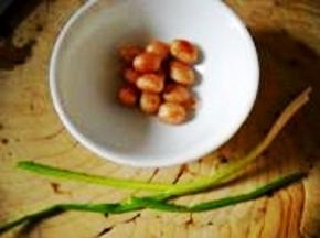 熟花生去皮，香葱洗净。