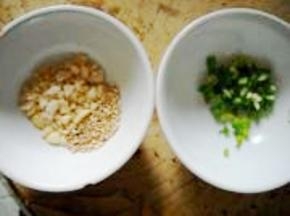 花生捣碎，加入芝麻；香葱切细粒。