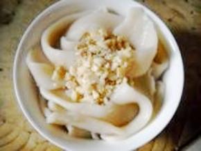 花生芝麻倒在面条上。