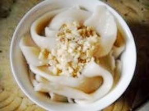 花生芝麻倒在面条上。