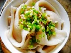 加入生抽、辣椒油。锅中芝麻油烧热，淋在葱花上；吃时拌匀。