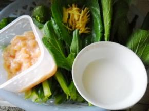 菜心洗净，掐断；鸡丝用盐、淀粉拌匀；姜切细丝。