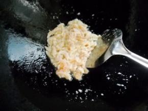 锅烧热，加2茶匙油，鸡丝泡嫩油，盛起备用。