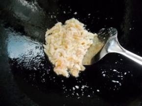 锅烧热，加2茶匙油，鸡丝泡嫩油，盛起备用。