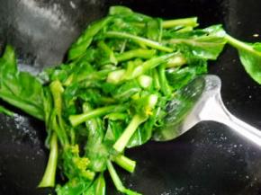 锅中余油，爆炒菜心，加盐、断生即盛起。
