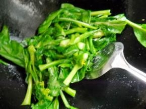 锅中余油，爆炒菜心，加盐、断生即盛起。