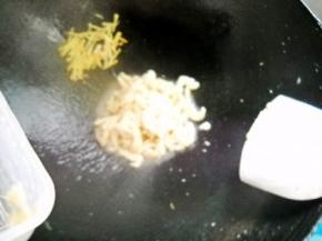 锅烧热倒入油，爆香姜丝，下鸡丝快速翻炒