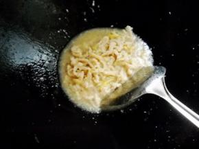 加点汤水，炒匀，调味、勾薄芡。