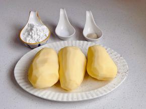 准备食材，土豆去皮洗净。