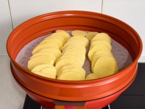 土豆片放入蒸屉中。
