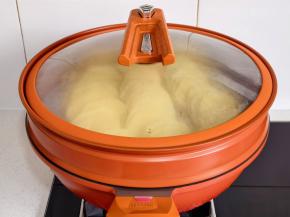 盖上盖子蒸熟。